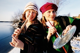 Anna Lindblom och Viktoria Lestander spelar barnföreställningen Kaos i sagoskogen